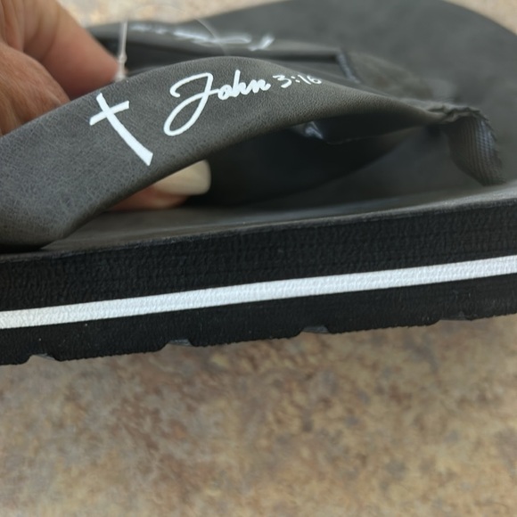 Walk in His Footsteps NWT Unisex John 3:16 Charcoal Grey Flip Flops M/L - Picture 7 of 7
